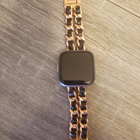 FitBit Versa 2 with charger & 2 fashion bands - Picture 3 of 11